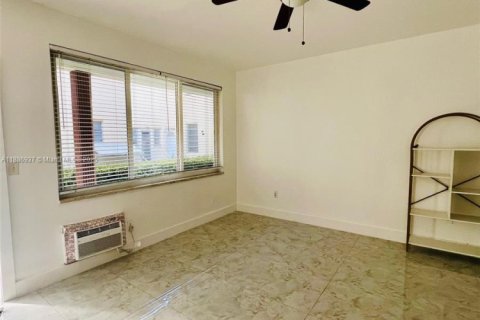 Снять в аренду квартиру в Майами-Бич, Флорида 44.59м2, № 1933663 - фото 5