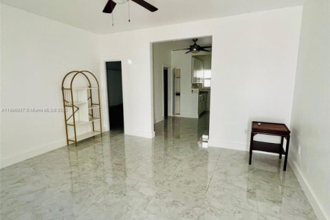 Снять в аренду квартиру в Майами-Бич, Флорида 44.59м2, № 1933663 - фото 4