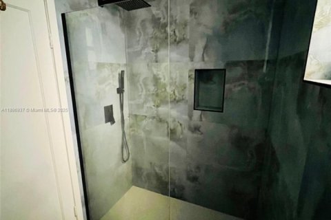 Снять в аренду квартиру в Майами-Бич, Флорида 44.59м2, № 1933663 - фото 13