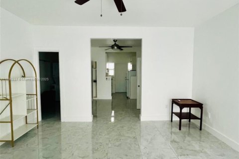 Снять в аренду квартиру в Майами-Бич, Флорида 44.59м2, № 1933663 - фото 3