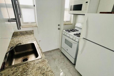 Снять в аренду квартиру в Майами-Бич, Флорида 44.59м2, № 1933663 - фото 8