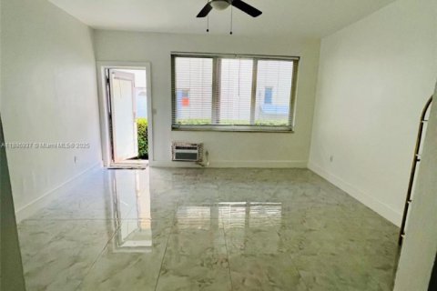 Снять в аренду квартиру в Майами-Бич, Флорида 44.59м2, № 1933663 - фото 2