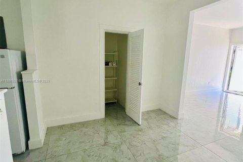 Снять в аренду квартиру в Майами-Бич, Флорида 44.59м2, № 1933663 - фото 6