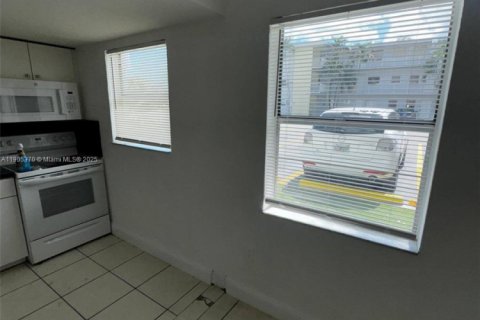 Copropriété à louer à Hialeah, Floride: 2 chambres, 68.38 m2 № 1956152 - photo 3