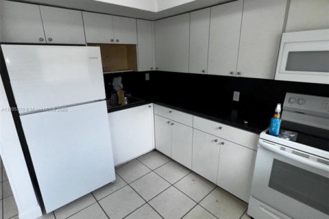Copropriété à louer à Hialeah, Floride: 2 chambres, 68.38 m2 № 1956152 - photo 5