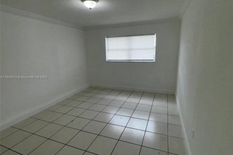 Copropriété à louer à Hialeah, Floride: 2 chambres, 68.38 m2 № 1956152 - photo 11