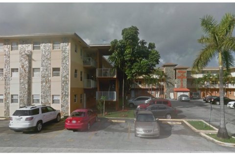 Copropriété à louer à Hialeah, Floride: 2 chambres, 68.38 m2 № 1956152 - photo 1