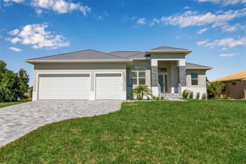 House in Punta Gorda, Florida 3 bedrooms, 197.6 sq.m. № 2141205