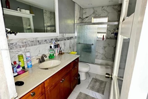 Casa en venta en Miami Gardens, Florida, 3 dormitorios, 151.8 m2 № 1936314 - foto 12