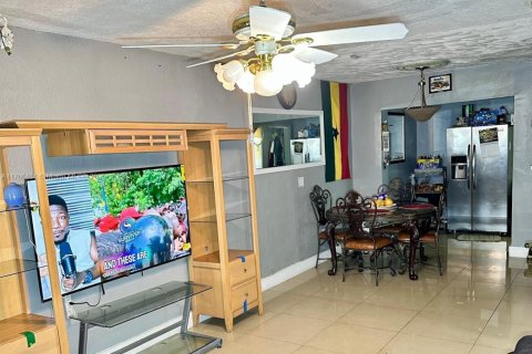 Casa en venta en Miami Gardens, Florida, 3 dormitorios, 151.8 m2 № 1936314 - foto 4