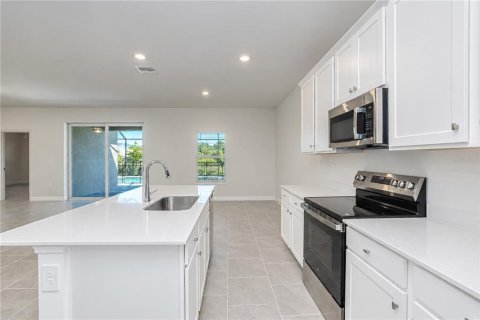 House in Punta Gorda, Florida 4 bedrooms, 234.11 sq.m. № 2396269 - photo 8