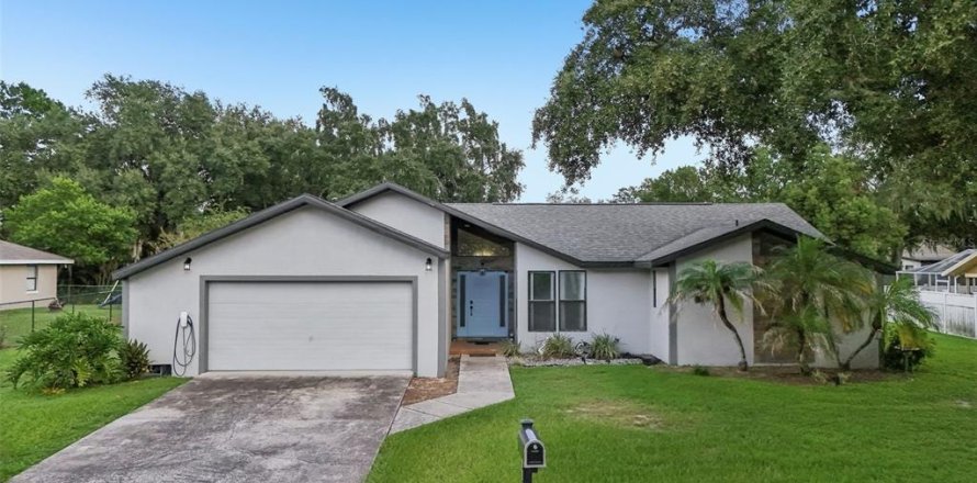 House in Winter Haven, Florida 3 bedrooms, 163.69 sq.m. № 2388106
