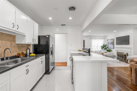 Купить виллу или дом в Майами-Шорс, Флорида 4 спальни, 175.31м2, № 2077378 - фото 15