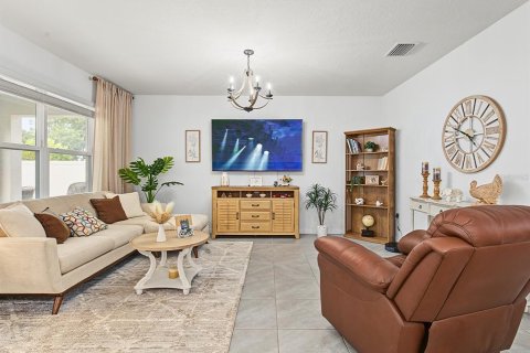 House in San Antonio, Florida 3 bedrooms, 155.33 sq.m. № 2393585 - photo 13