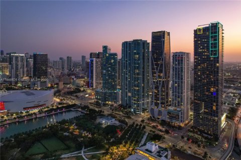 Condo in Miami, Florida, 3 bedrooms  № 1938674 - photo 1