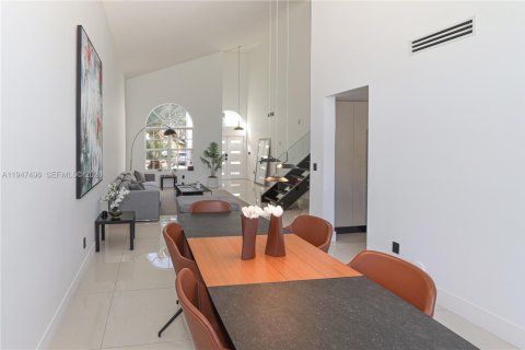 Casa en venta en Doral, Florida, 4 dormitorios, 223.06 m2 № 2003397 - foto 5