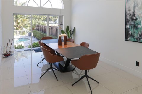 Casa en venta en Doral, Florida, 4 dormitorios, 223.06 m2 № 2003397 - foto 2