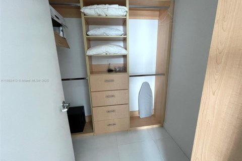 Condo in Miami, Florida, 2 bedrooms  № 1928564 - photo 11