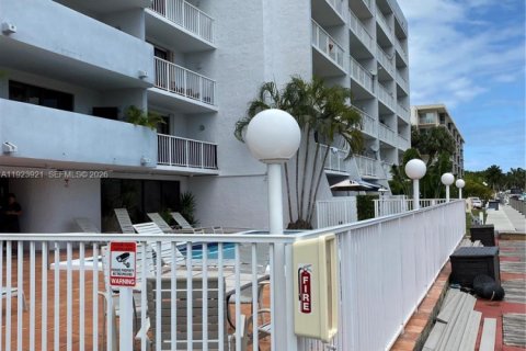 Condo in Miami, Florida  № 2055553 - photo 30