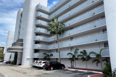 Condo in Miami, Florida  № 2055553 - photo 25