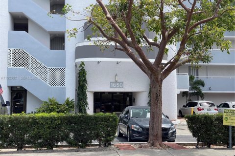 Condo in Miami, Florida  № 2055553 - photo 20