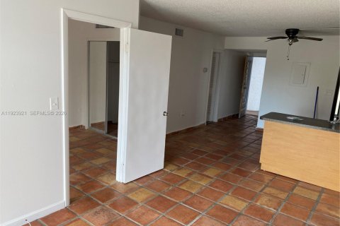 Condo in Miami, Florida  № 2055553 - photo 13