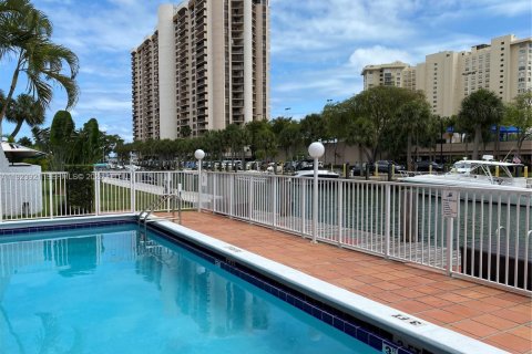 Condo in Miami, Florida  № 2055553 - photo 9