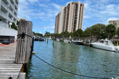 Condo in Miami, Florida  № 2055553 - photo 8