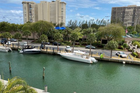 Condo in Miami, Florida  № 2055553 - photo 11