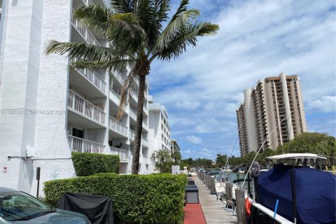 Condo in Miami, Florida  № 2055553 - photo 22