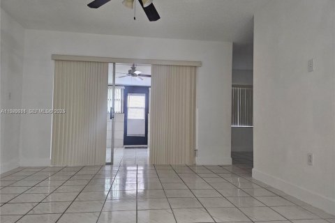 Condominio en alquiler en Miami, Florida, 2 dormitorios, 84.63 m2 № 1988557 - foto 3