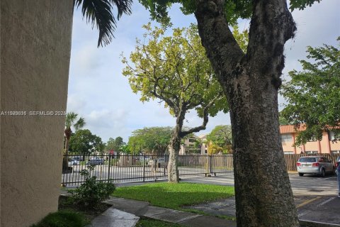 Condominio en alquiler en Miami, Florida, 2 dormitorios, 84.63 m2 № 1988557 - foto 2