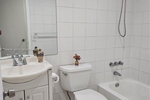 Condominio en alquiler en Miami, Florida, 2 dormitorios, 84.63 m2 № 1988557 - foto 9