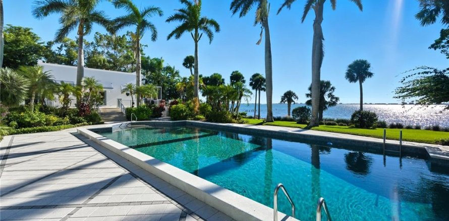 House in Sarasota, Florida 5 bedrooms, 1009.94 sq.m. № 2201801