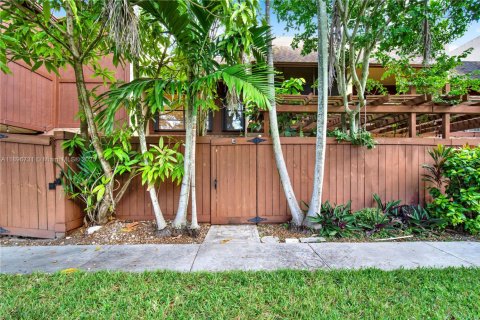 Condo in Miami, Florida, 2 bedrooms  № 1957313 - photo 1
