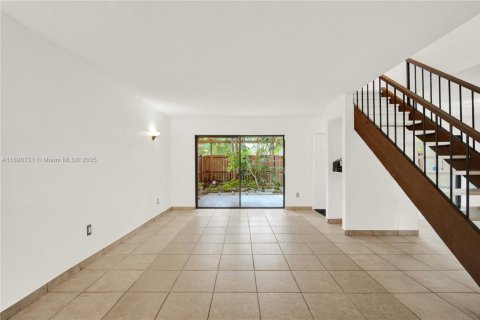 Condo in Miami, Florida, 2 bedrooms  № 1957313 - photo 10