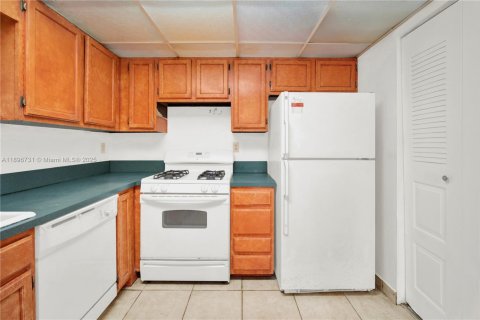 Condo in Miami, Florida, 2 bedrooms  № 1957313 - photo 2
