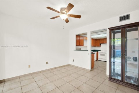 Condo in Miami, Florida, 2 bedrooms  № 1957313 - photo 13