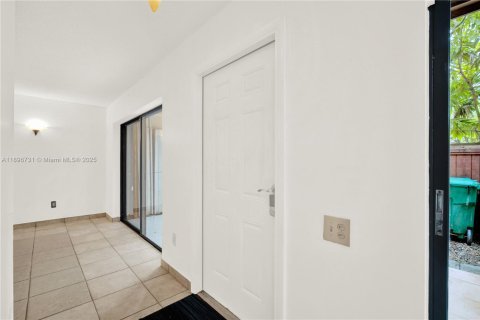 Condo in Miami, Florida, 2 bedrooms  № 1957313 - photo 12