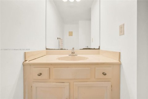 Condo in Miami, Florida, 2 bedrooms  № 1957313 - photo 22