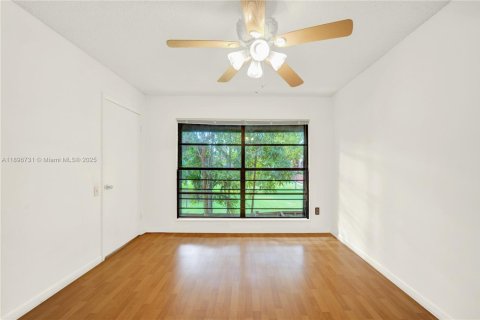 Condo in Miami, Florida, 2 bedrooms  № 1957313 - photo 26
