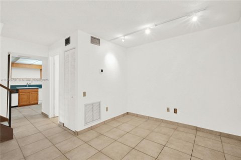 Condo in Miami, Florida, 2 bedrooms  № 1957313 - photo 11