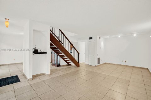 Condo in Miami, Florida, 2 bedrooms  № 1957313 - photo 9