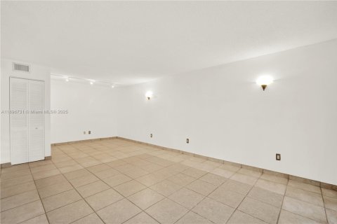 Condo in Miami, Florida, 2 bedrooms  № 1957313 - photo 6