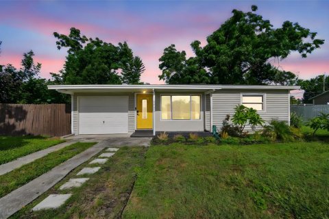 Casa en venta en Saint Petersburg, Florida, 2 dormitorios, 66.89 m2 № 1854361 - foto 1