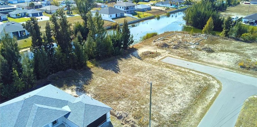 Terrain à Cape Coral, Floride № 2094447