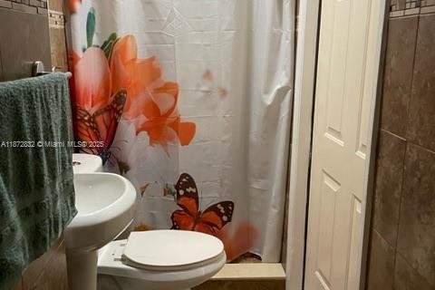 Commercial property in Miami, Florida 1 bedroom, 159.7 sq.m. № 2062108 - photo 5