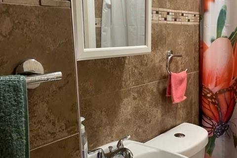 Commercial property in Miami, Florida 1 bedroom, 159.7 sq.m. № 2062108 - photo 6