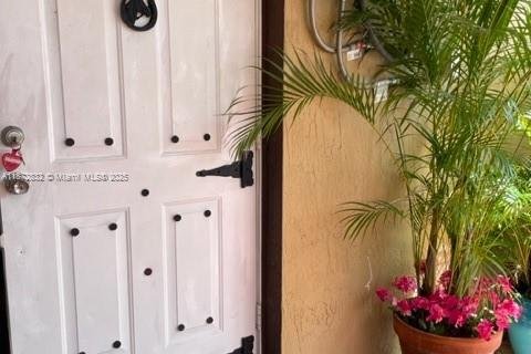 Commercial property in Miami, Florida 1 bedroom, 159.7 sq.m. № 2062108