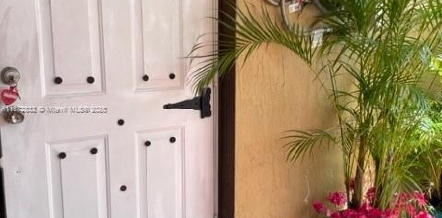 Commercial property in Miami, Florida 1 bedroom, 159.7 sq.m. № 2062108